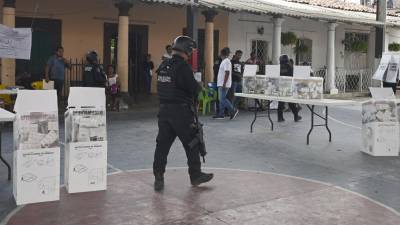 Militares y policías custodiaron varios centros de votación por la violencia en el sur de México.