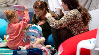 La alemana Adi Shoham, 38, y su hija Yahel Neri, se encuentran entre los rehenes liberados por Hamás. /AFP