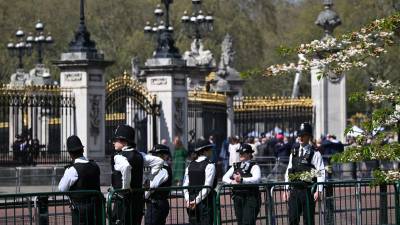 La policía de Londres vigila a cientos de personas que ya comenzaron a acampar frente al Palacio de Buckingham para garantizar un lugar en primera fila de la histórica coronación de Carlos III.
