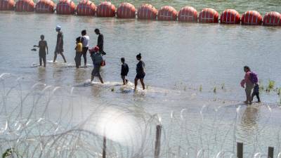 Decenas de migrantes cruzaron este domingo el Río Bravo pese al muro de boyas colocado por las autoridades de Texas, que activistas denuncian como una amenaza para la vida de los indocumentados.