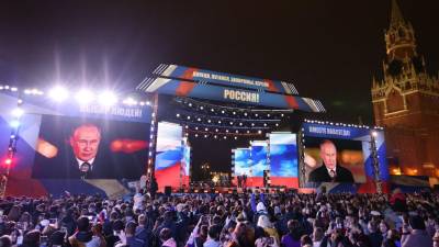 El presidente ruso, Vladimir Putin, se dirige a un mitin y un concierto que marca la anexión de cuatro regiones de Ucrania ocupadas por las tropas rusas: Lugansk, Donetsk, Kherson y Zaporizhzhia, en la Plaza Roja en el centro de Moscú.
