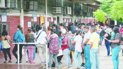 Padres se forman en fila para matricular a sus hijos. Foto: Y. Amaya