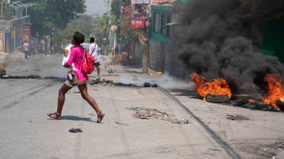 Cientos de personas escapan de la violencia de las pandillas en Puerto Príncipe.