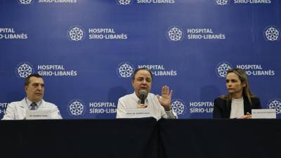 El doctor Roberto Kalil (c) frece una rueda de prensa con información actualizada sobre el estado del presidente de Brasil, Luiz Inácio Lula da Silva, tras ser operado para drenar una hemorragia intracraneal.
