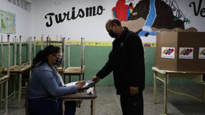 Un hombre ejerce su derecho al voto en un colegio electoral en Caracas, Venezuela, este domingo.