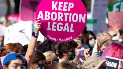 La polémica ley también permite a particulares presentar demandas civiles contra cualquier persona que ayude a una embarazada a abortar.