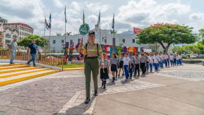 Escolares de varios centros educativos llegaron a conocer la biblioteca guiados por Policías municipales .