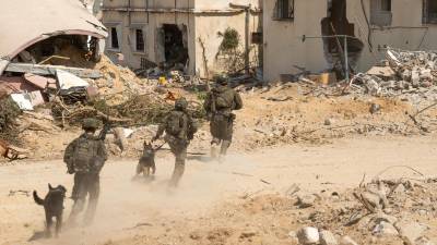 Israel ordenó este sábado nuevas evacuaciones en el centro de la Franja de Gaza, incluida la parte este de la ciudad de Deir al Balah y el campo de refugiados de Maghazi, donde previsiblemente sus tropas van a emprender una ofensiva terrestre; reduciendo al mínimo la zona humanitaria para la población civil, que ocupa menos del 9,5 % del territorio gazatí. EFE/Ejército de Israel