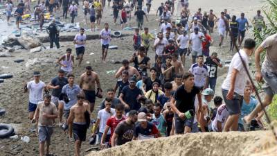 El caos se apoderó este jueves de la frontera entre Ceuta y Marruecos cuando varios miles de personas irrumpieron en la ciudad de Fnideq (Castillejos, norte) para intentar entrar a nado a pie en la ciudad autónoma española, en la mayor crisis migratoria bilateral al menos desde 2021.