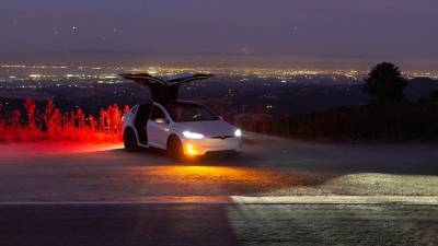 En una demanda, una mujer dijo que su marido usó su acceso remoto a un Tesla Model X para acosarla tras su separación.