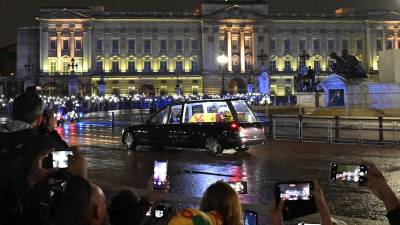 Miles de personas se apostaron en Londres para ver la carroza con el ataúd de la reina Isabel II.