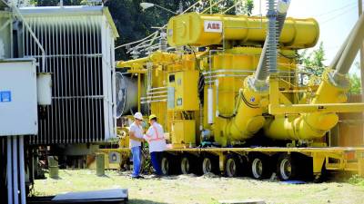 Empleados de la Enee trabajan en una subestación ubicada en el bulevar del este, salida a La Lima.