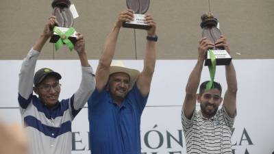 Óscar Tinoco ( centro) alza su trofeo, también posa con el segundo y tercer lugar en la premiación realizada ayer en el Ihcafé de San Pedro Sula. Fotos: Héctor Edú