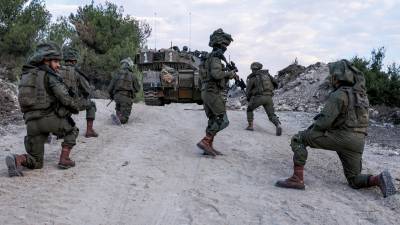 Soldados israelíes avanzan en el norte de la Franja de Gaza.
