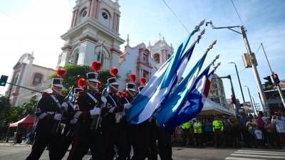 Cadetes del Liceo Militar del Norte desfilando en San Pedro Sula.