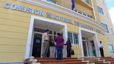 Entrada al edificio de la CNBS en Tegucigalpa.