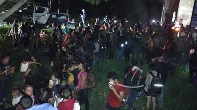 Identifican a 27 hondureños abandonados en un tráiler en México