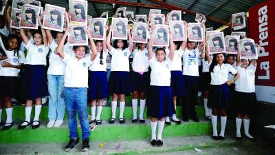 Los 272 alumnos del centro de educación básica República de Venezuela participaron activamente en el taller impartido por Josías Guzmán y recibieron con alegría los fascículos.