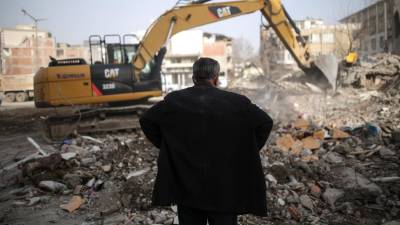 Maquinaria pesada remueve escombros en Turquía.