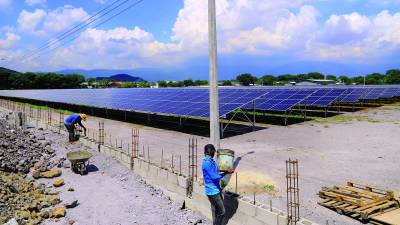 Son más de 12,000 paneles solares, que generarán cerca de 12 millones de kilowatts de energía solar al año. Foto: Melvin Cubas.