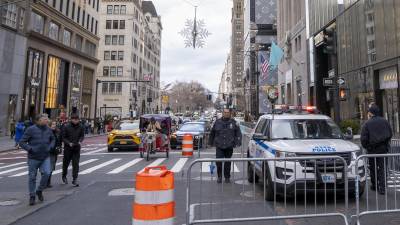 Integrantes de la Policía de New York custodian afuera de la Torre Trump este jueves, en 5 av de Manhattan New York.