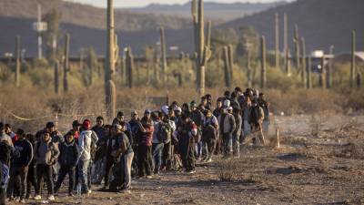 Cientos de migrantes esperan en la frontera con Arizona poder ingresar a Estados Unidos.