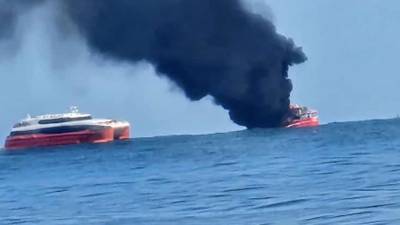 El barco incendiado en La Ceiba.