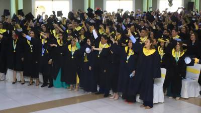 Los nuevos profesionales celebraron este momento especial con amigos, compañeros y familiares.