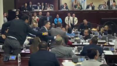 Congreso suspende sesión por altercado con los curules