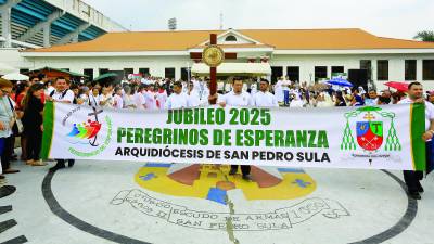 Tras culminar el mensaje brindado por las autoridades eclesiásticas de la Iglesia Católica, se continuó con una procesión que fue encabezada por la cruz procesional y la imagen de la Virgen María. FOTOS: MOISÉS VALENZUELA.