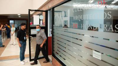 Arquitecto hondureño sale de las oficinas del CAH luego de votar.