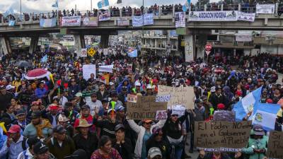 Cientos de manifestantes protestan en Guatemala contra el Ministerio Público por la “persecución política” contra Arévalo.