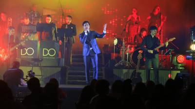 Daniel Ochoa cautivó con su voz y presencia escénica al interpretar famosos boleros del recuerdo, baladas románticas, pop y disco.