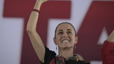 La candidata oficialista Claudia Sheinbaum lidera los sondeos de intención de voto con un 56%.