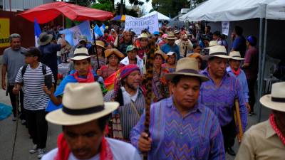 Indígenas y ciudadanos en general se manifiestan hoy frente al edificio del Ministerio Publico para exigir la renuncia de la fiscal general, Consuelo Porras, por sus acciones antidemocráticas, en Ciudad de Guatemala.