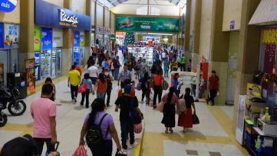 <b><span class=mln_uppercase_mln>Arribo.</span></b> Desde las primeras horas de la mañana la terminal lució abarrotada por decenas de personas que retornaban a la ciudad.<span class=mln_uppercase_mln> </span>