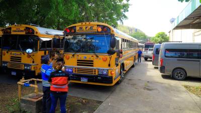 <b><span class=mln_uppercase_mln>Labor.</span></b> Instituciones que conforman Conapremm como Copeco y Tránsito inspeccionan unidades en la 33 calle.<span class=mln_uppercase_mln> Foto: Melvin Cubas.</span>
