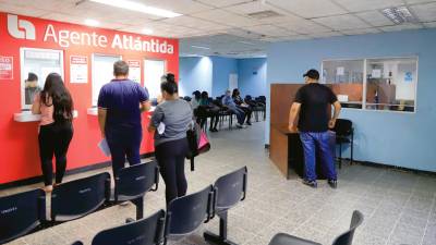 <b><span class=mln_uppercase_mln>servicio.</span></b> Ciudadanos hacen el pago de sus antecedentes policiales en la oficina regional de la Capital Industrial.<span class=mln_uppercase_mln> </span>