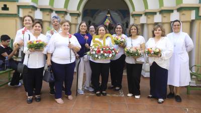 Este domingo 24 de mayo, las autoridades del Instituto María Auxiliadora junto a las alumnas, exalumnas y sus familiares celebraron con devoción el Día de la Virgen María Auxiliadora en una jornada cargada de emociones, abrazos y momentos que quedaron guardados en el corazón.