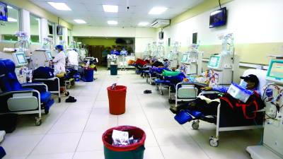 Pacientes renales reciben tratamiento de hemodiálisis en San Pedro Sula. Foto: Melvin Cubas.