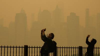 Los neoyorquinos retomaron el uso de las mascarillas ante la contaminación ambiental por el humo procedente de los incendios forestales en Canadá.