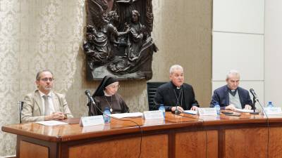 El Arzobispo de Burgos Mario Iceta anunció la excomulgación de las monjas durante una conferencia de prensa.
