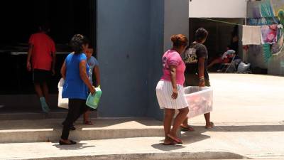 Migrantes centroamericanos permanecen en el albergue “El Dulce Refugio Shelter” ayer, en la ciudad de Matamoros, en Tamaulipas.