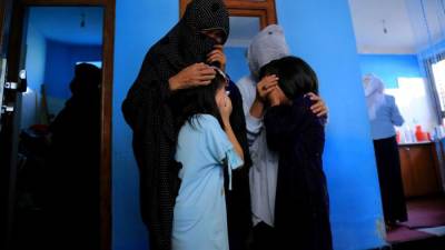 Familiares de Hasina, víctima de 18 años, conmocionados por el atentado.