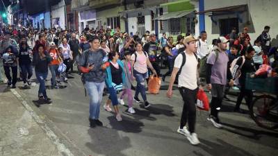 Migrantes centroamericanos integran la segunda caravana migrante que parte en el inicio de este 2025 hacia EEUU.