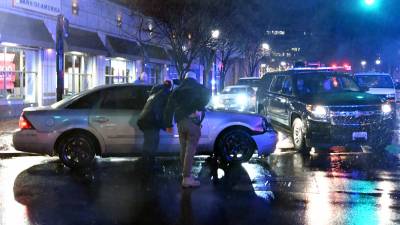 El Servicio Secreto rodea el vehículo de la persona que golpeó una camioneta de la caravana de Biden.