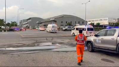 La aeronave aterrizó de emergencia en Bangkok donde decenas de pasajeros fueron hospitalizados.