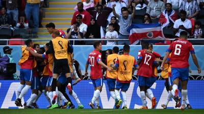 Jugadores de Costa Rica festejando el gol de la victoria.