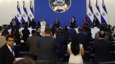 Diputados de la Asamblea Legislativa participan en la última sesión plenaria el 29 de abril de 2024.