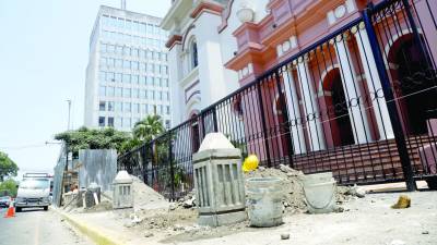 Así se observa el trabajo que ejecutan, pero en la 2 calle y avenida la ocupación continúa, pues aún no llegan a un acuerdo con los vendedores para moverlos de las aceras.